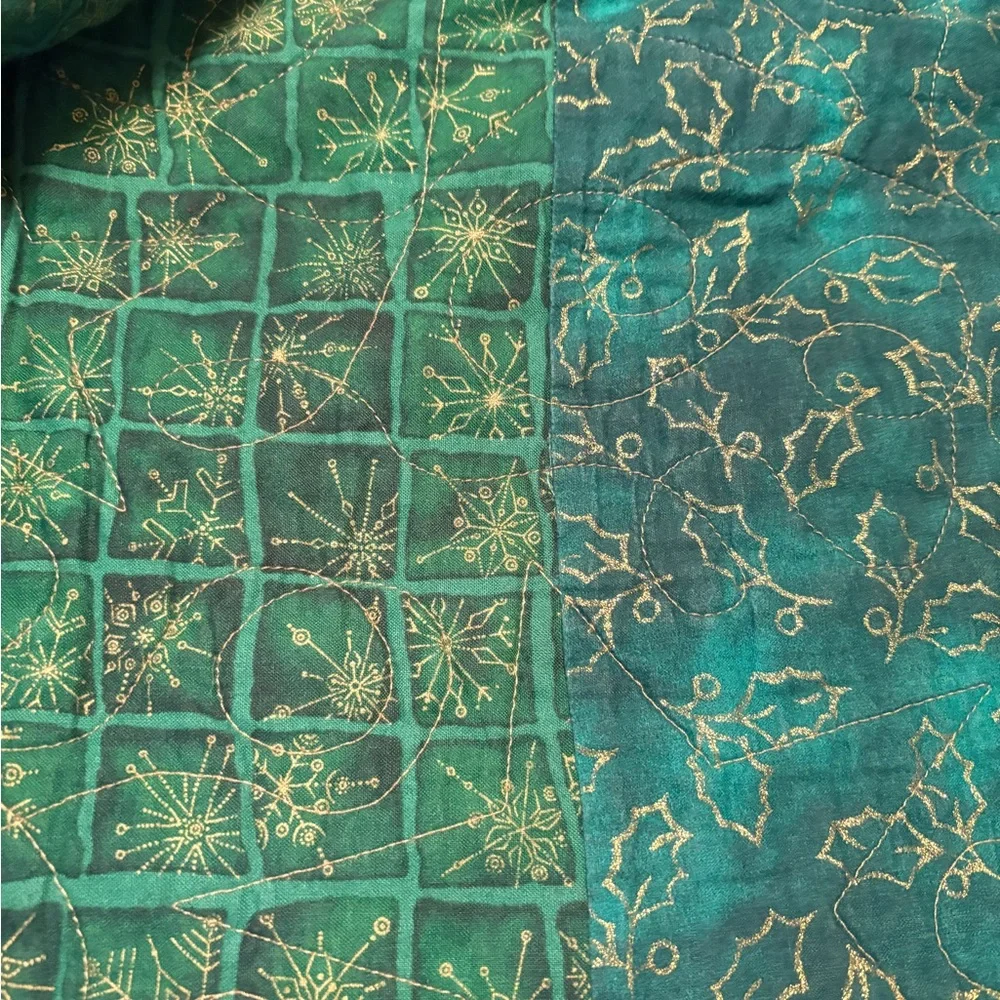 Holiday Patchwork Quilt  Blanket with Red and Green Floral Design